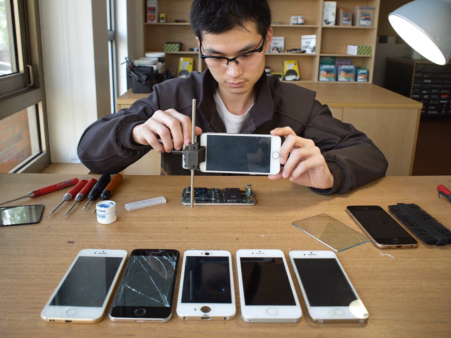 Illustrazione di strumenti e componenti per dispositivi mobili
