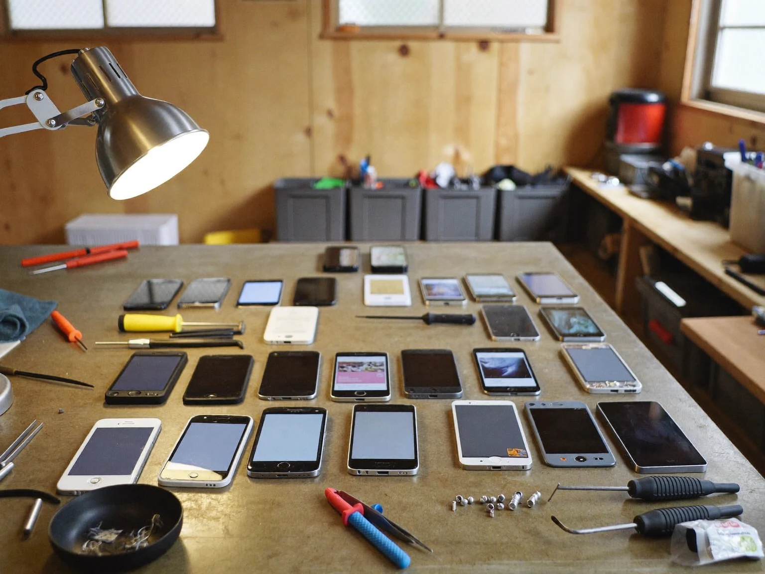 Illustrazione conclusiva di uno smartphone riparato pronto all'uso
